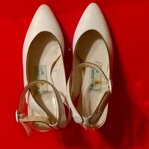 Liz Claiborne size 5.5 women's ankle strapped pump winter white